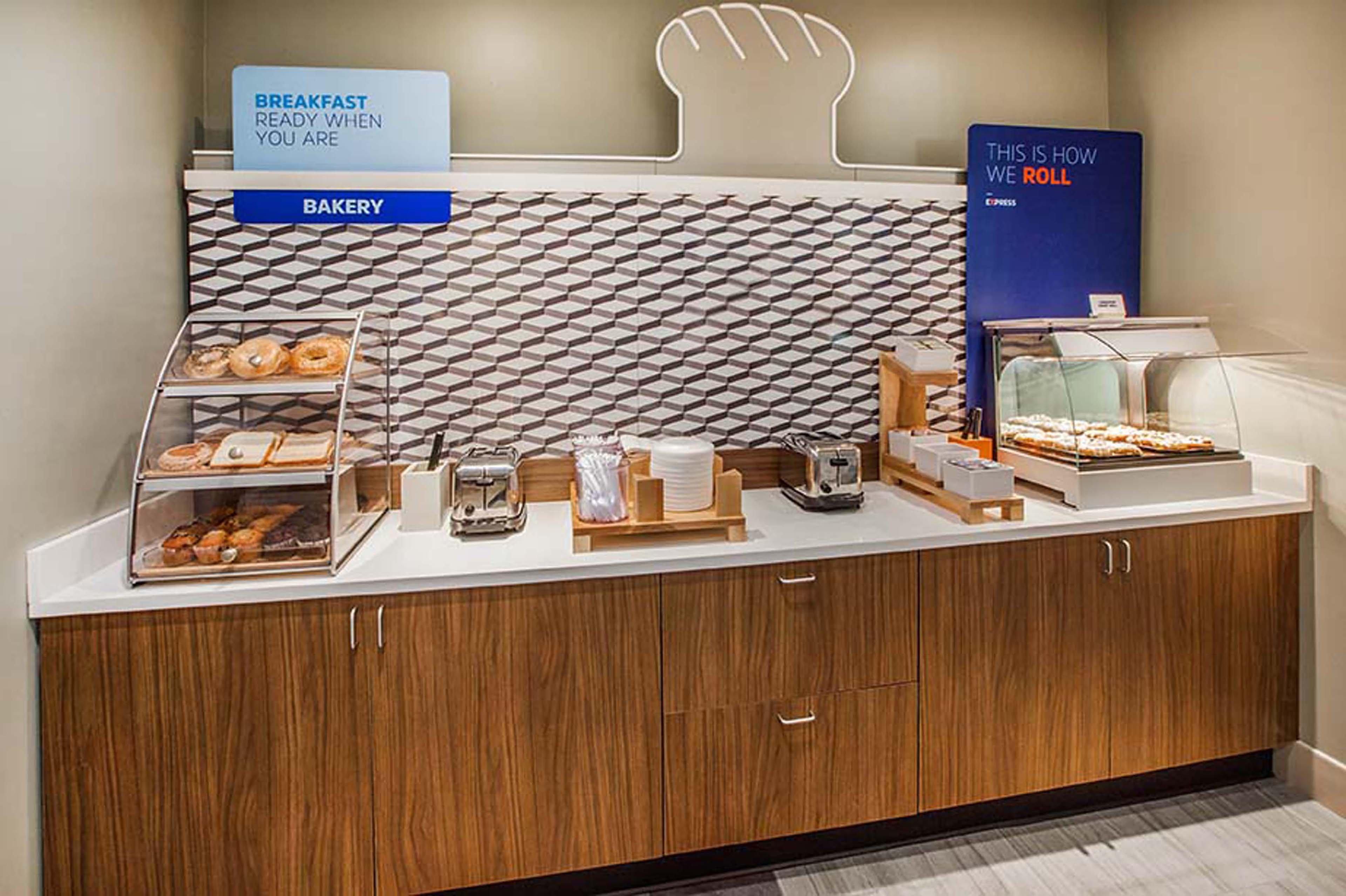 Holiday Inn Express & Suites - Medford By Ihg Zewnętrze zdjęcie